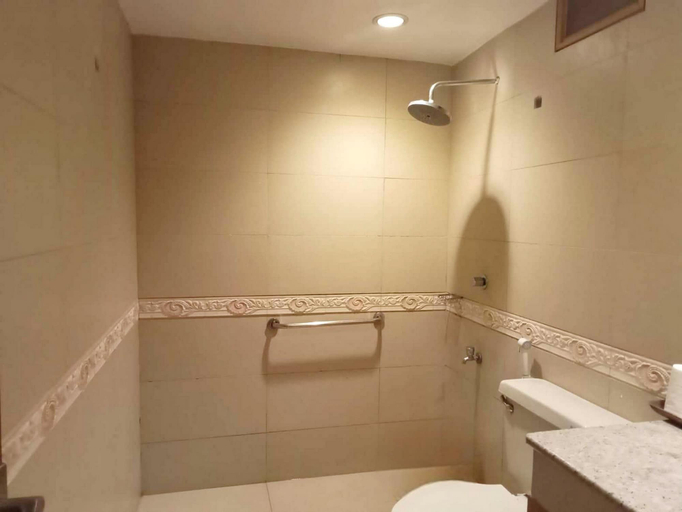 Bathroom 4, Boracay Peninsula, Malay