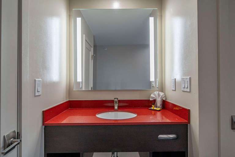 Bathroom 2, Aiden Los Angeles Downtown Dragon Gate Inn, Los Angeles