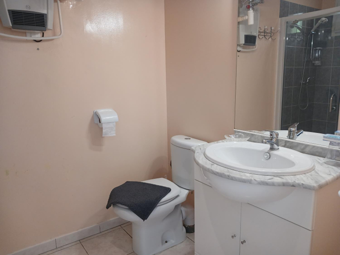 Bathroom 3, Aux 4 Saisons, Ariège
