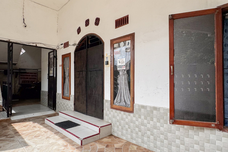 Exterior & Views 2, RedDoorz @ Wisma Hiro Dwikora Palembang, Palembang