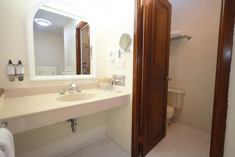 Bathroom 3, Gamma Durango Plaza Vizcaya, Durango