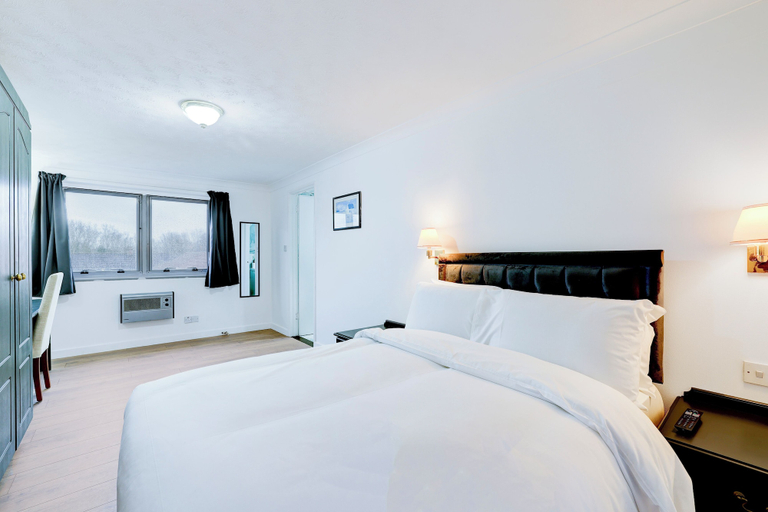 Bedroom 3, OYO The Rivenhall Hotel in Witham, Chelmsford, Essex