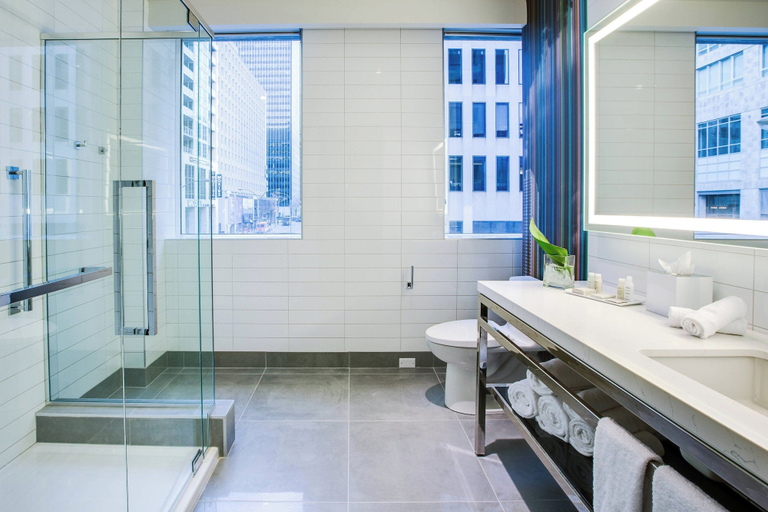 Bathroom 4, Renaissance Montreal Downtown Hotel, Montréal