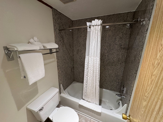 Bathroom 4, Promenade Inn & Suites Oceanfront, Clatsop