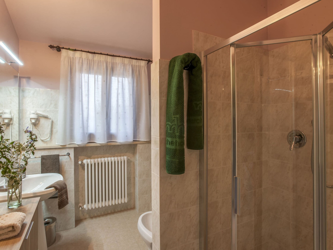 Bathroom 3, Inviting Holiday Home in San Costanzo With Swimming Pool, Pesaro E Urbino