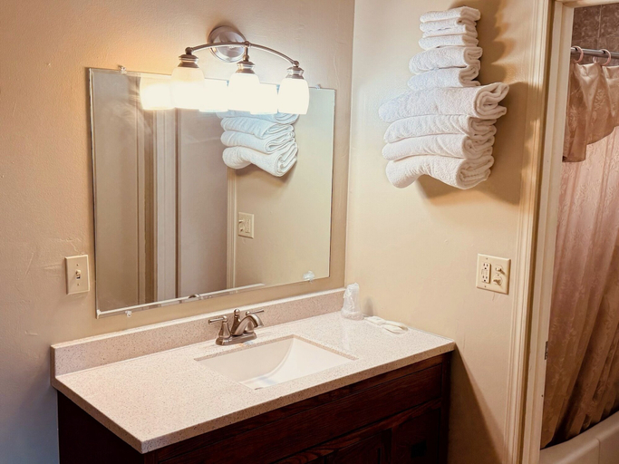 Bathroom 3, Ho Hum Motel, Gallatin