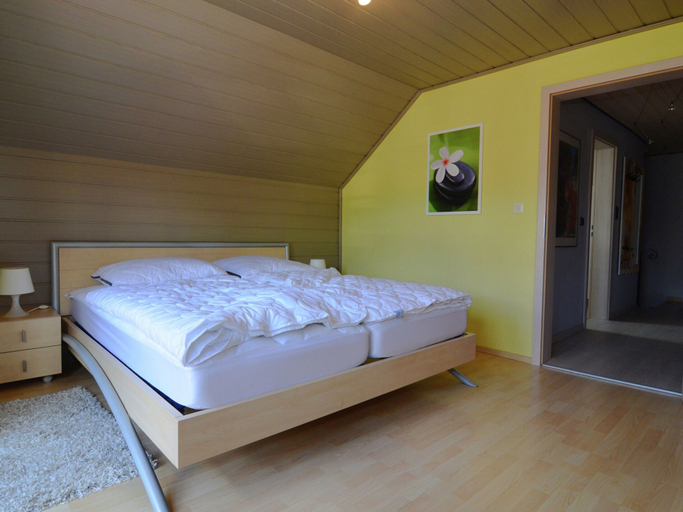 Room 2, Homely Apartment in Riedenburg Prunn Near Forest With BBQ, Kelheim