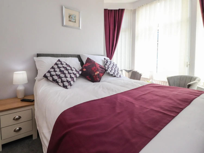 Room 5, 7-bed Beachside Retreat - Sleeps 14 & Pet Friendly, Lancashire