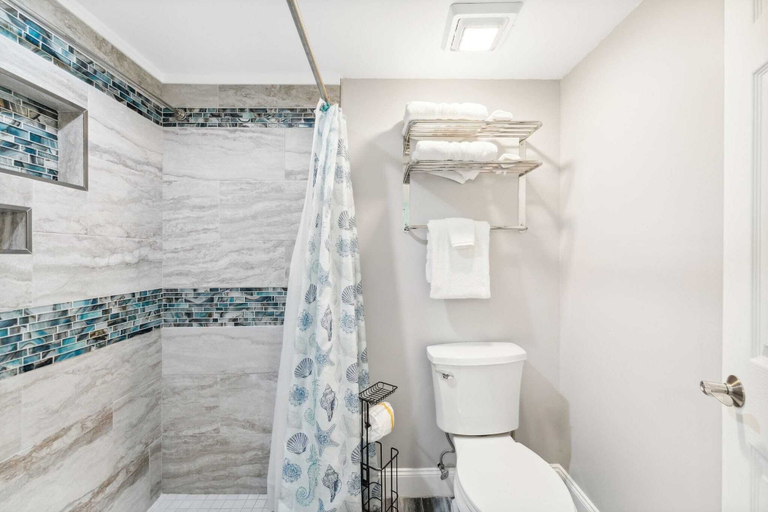 Bathroom 3, Coral Crush by Avantstay Beachfront + Views!, Bay