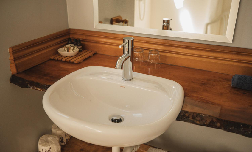 Bathroom 2, Ropatinis Bed & Breakfast, Westland