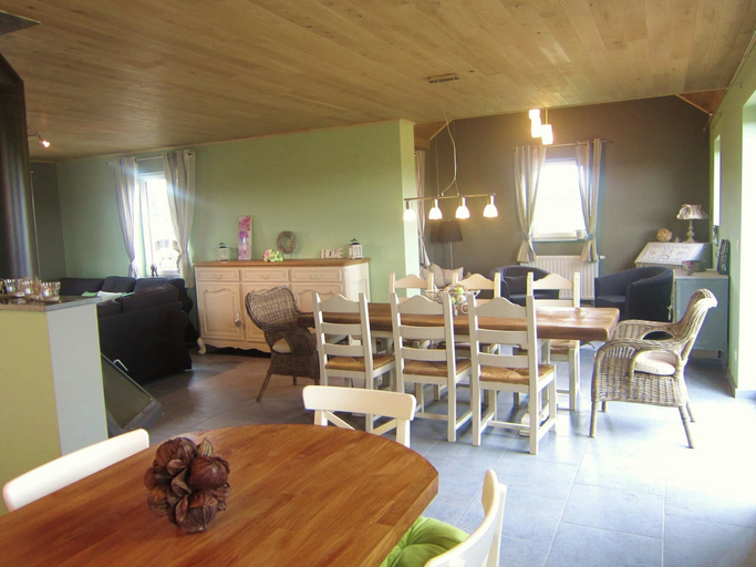 Dining 4, Cosy Holiday Home in Vodelee With Private Garden, Namur