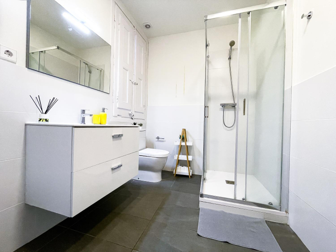 Bathroom 5, Private Rooms by BCN Cathedral, Barcelona