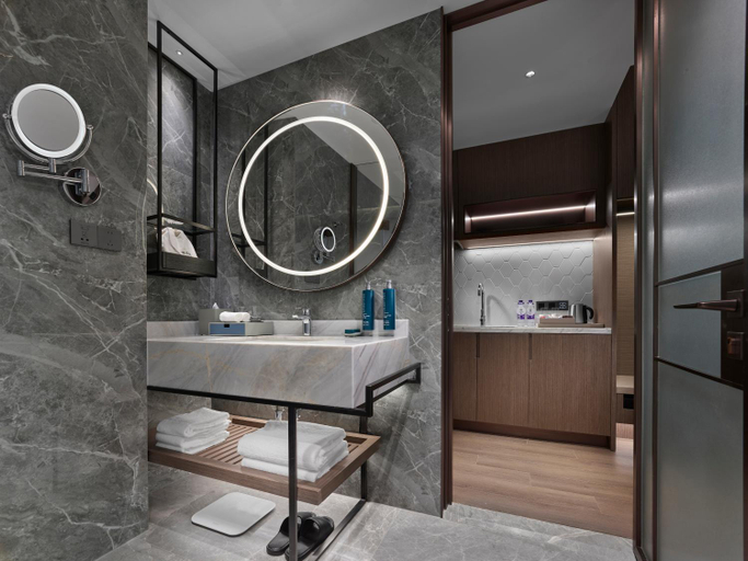 Bathroom 5, DoubleTree by Hilton Yantai Golden Coast Hotel & Suites, Yantai
