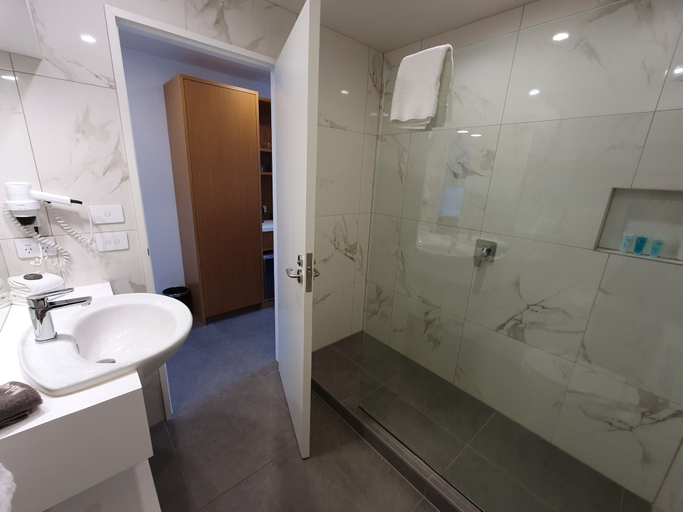 Bathroom 4, The Godley Hotel, Mackenzie