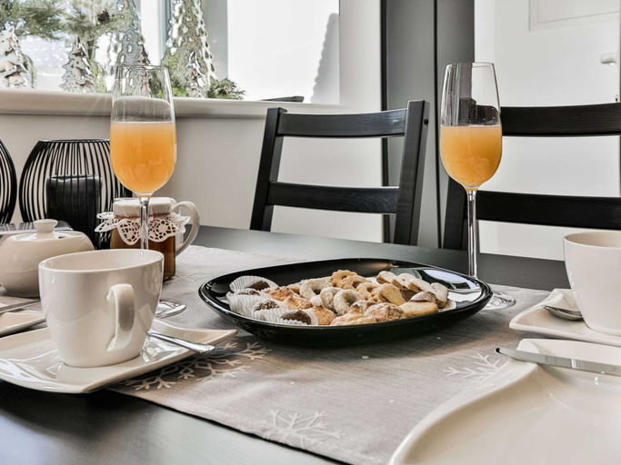 Food & Drinks 5, Elegant Apartment in Inzing With Terrace, Innsbruck Land