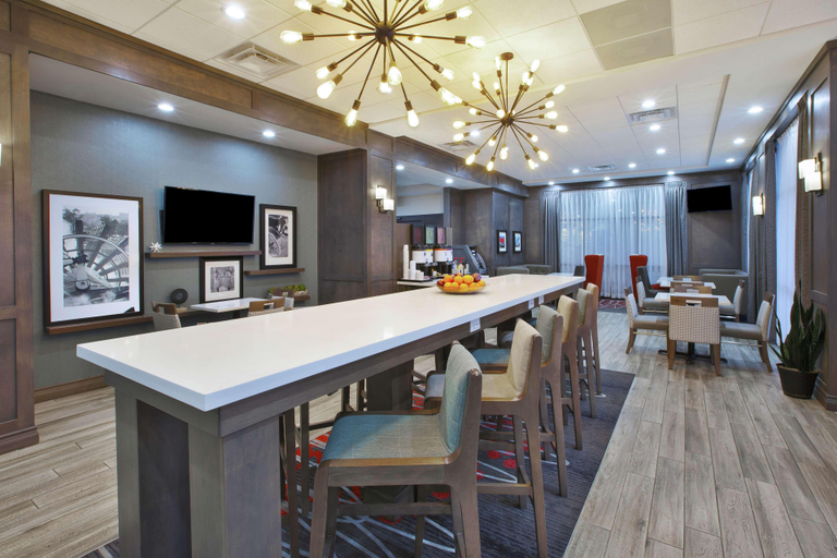 Food & Drinks 5, Hampton Inn Detroit/Dearborn, Wayne