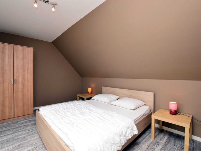 Room 5, Stylish Holiday Home in Hastiere With Terrace, Namur