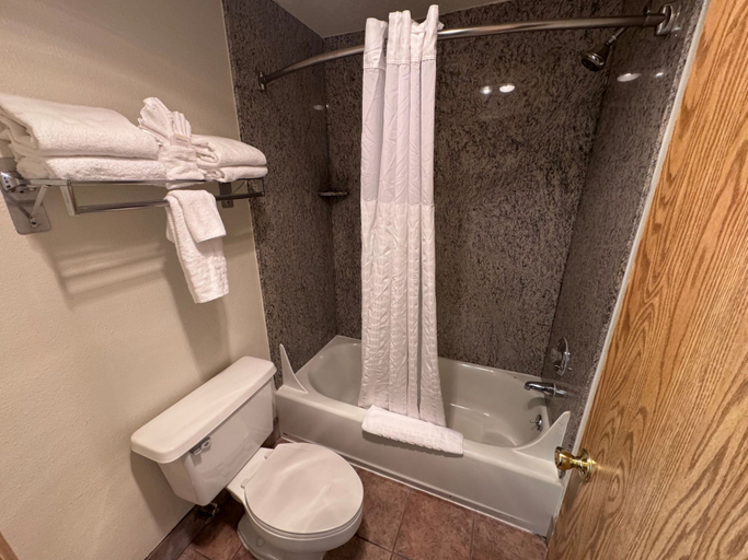 Bathroom 4, Promenade Inn & Suites Oceanfront, Clatsop