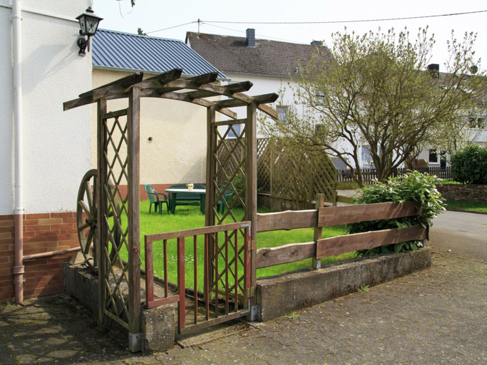 Garden 3, Spacious Holiday Home in Ulmen Near the Centre, Cochem-Zell