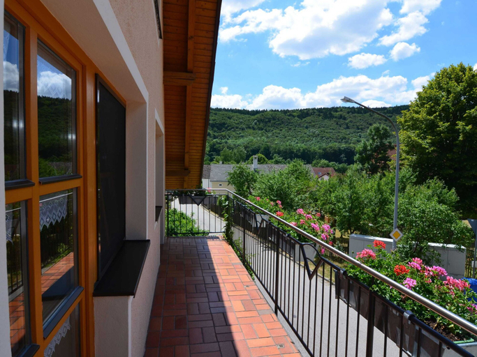 Balcony 3, Homely Apartment in Riedenburg Prunn Near Forest With BBQ, Kelheim