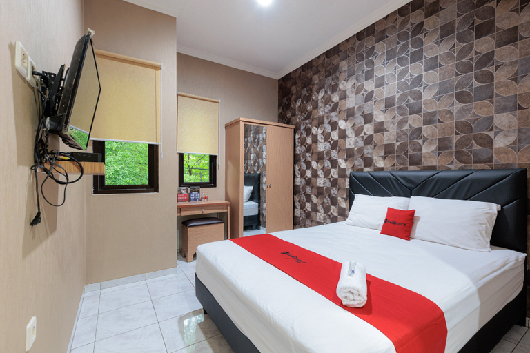 RedDoorz Syariah @ Hotel Tiga ER near Karawang Central Plaza, Karawang