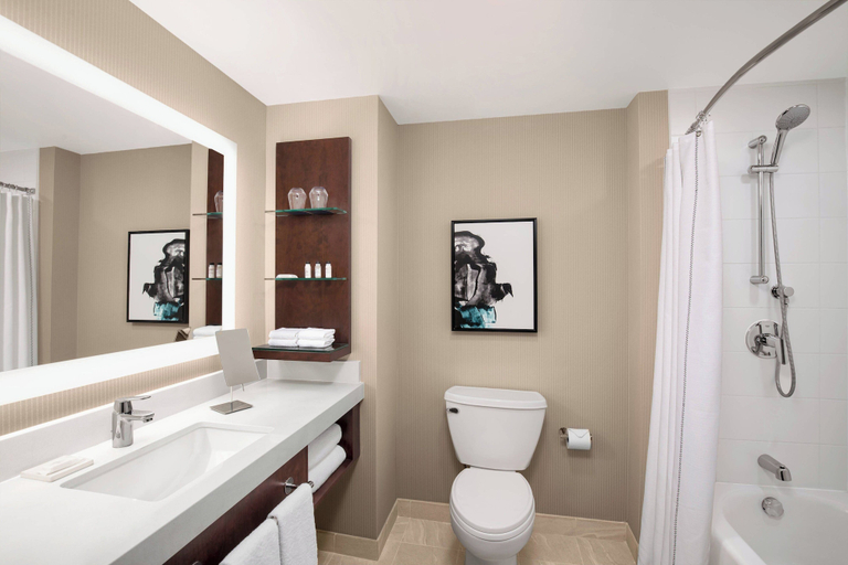 Bathroom 4, Delta Hotels by Marriott Thunder Bay, Lake Superior