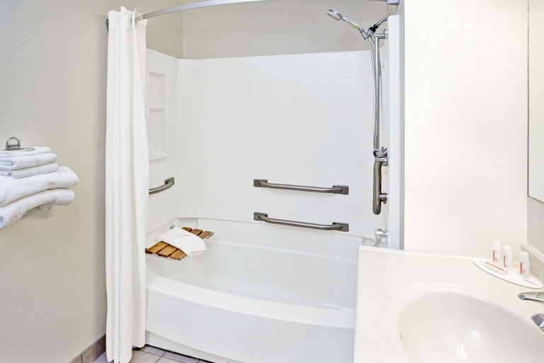 Bathroom 3, Super 8 by Wyndham Mokena/Frankfort /I-80, Will