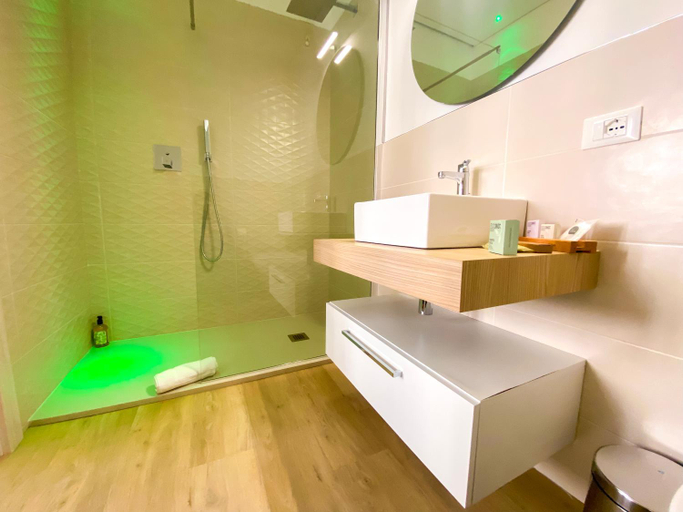Bathroom 2, The Platform Rooms, Ferrara