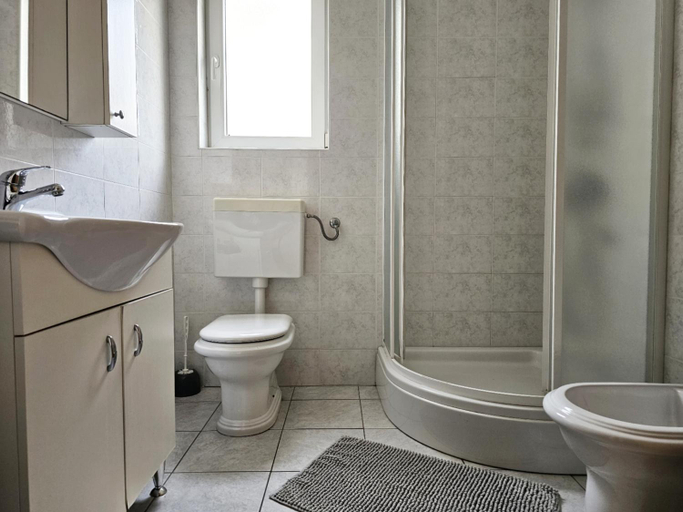 Bathroom 2, UpTown funk, Novalja