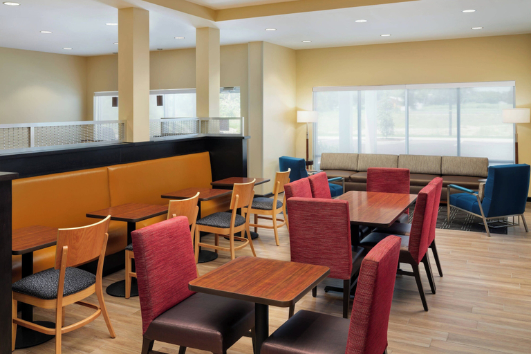 Food & Drinks 5, TownePlace Suites by Marriott Leesburg, Lake