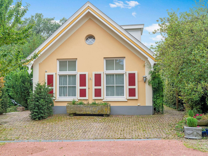 Others 1, Picturesque Holiday Home in Oldenzaal With Jacuzzi, Oldenzaal