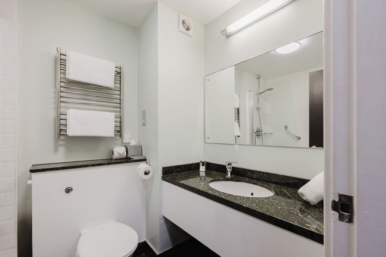 Bathroom 4, Winchester Royal Hotel, Hampshire