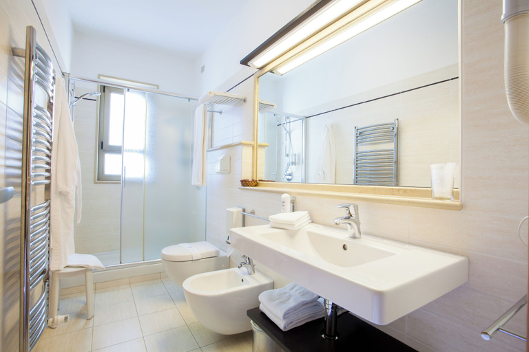 Bathroom 4, La Tonnara, Cosenza