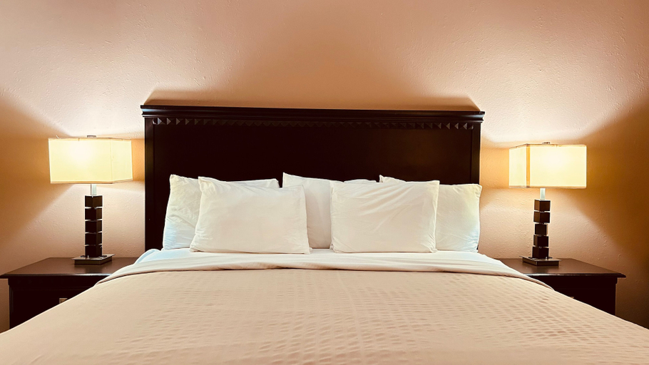 Bedroom 3, The Best Inn & Suites, Cook