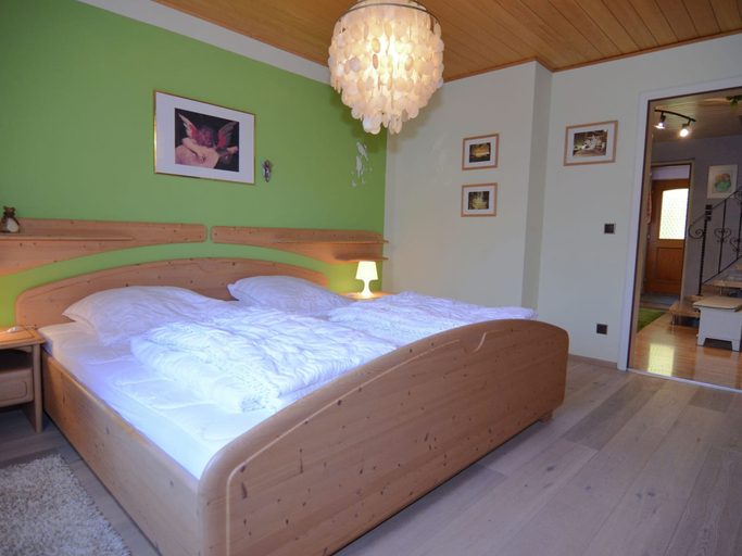 Room 5, Homely Apartment in Riedenburg Prunn Near Forest With BBQ, Kelheim