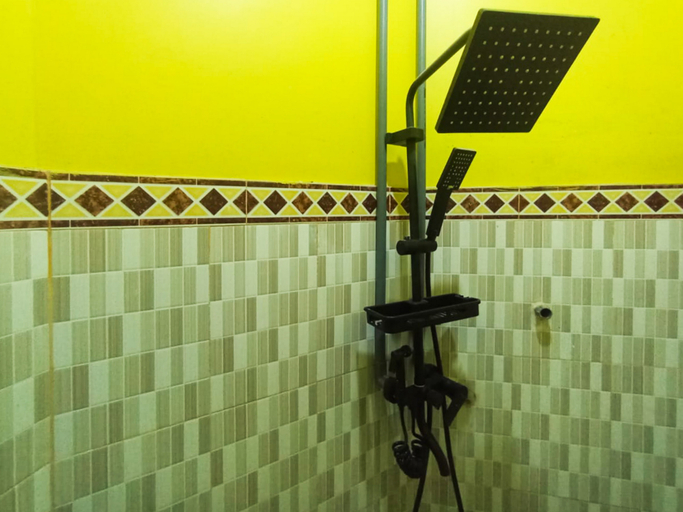 Bathroom 3, RedDoorz @ Brawijaya Central Kampung Inggris, Kediri