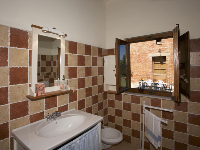 Bathroom 5, Lovely Farmhouse in Tuscany With Panoramic View, Siena