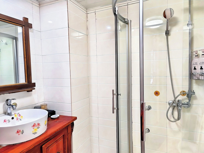 Bathroom 4, yuanxiangwenyuan, Lijiang