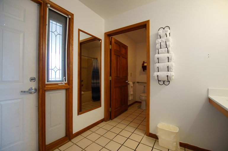Bathroom 4, Snyders Shoreline Inn, Lake Michigan