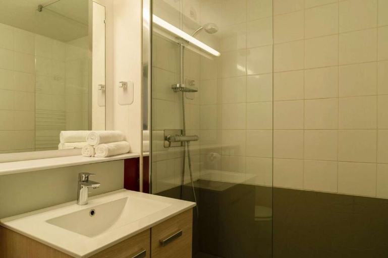 Bathroom 3, Brit Hotel Morlaix, Finistère