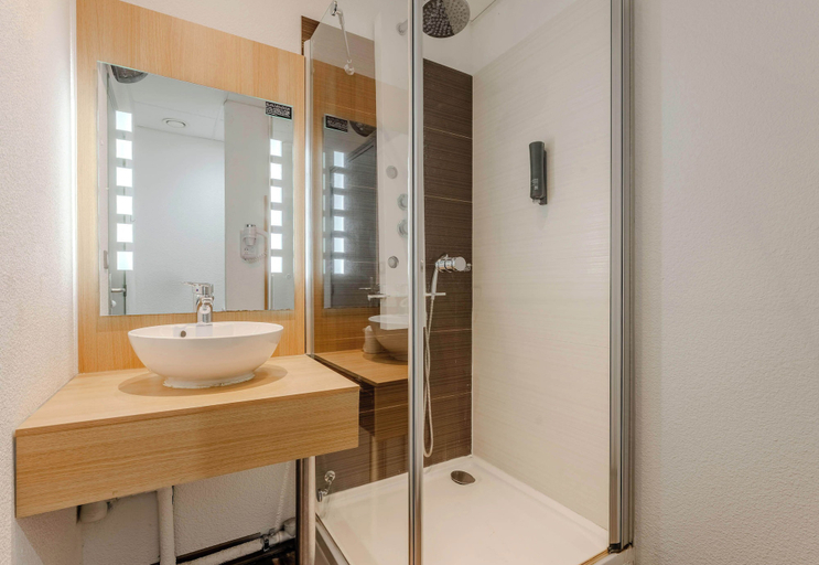 Bathroom 3, B&B HOTEL Cambrai, Nord