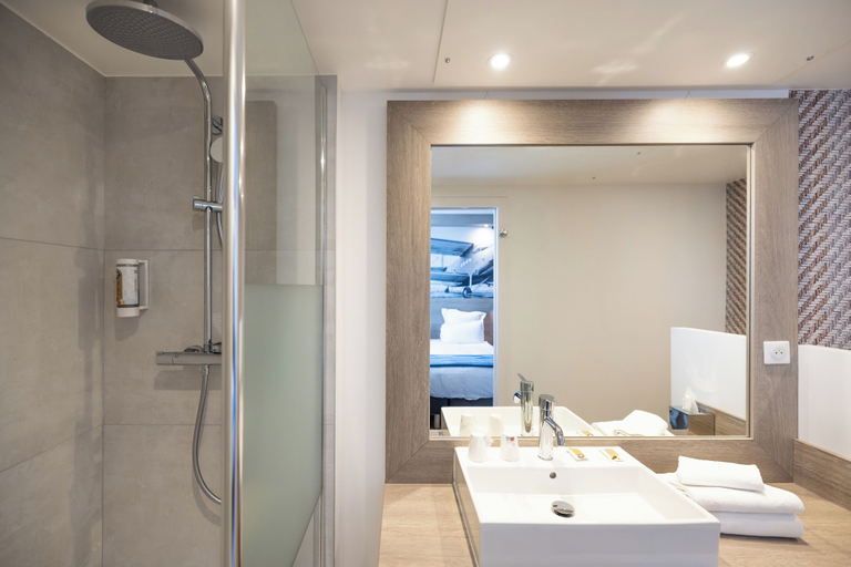 Bathroom 4, Best Western St Exupery Bordeaux Ouest, Gironde