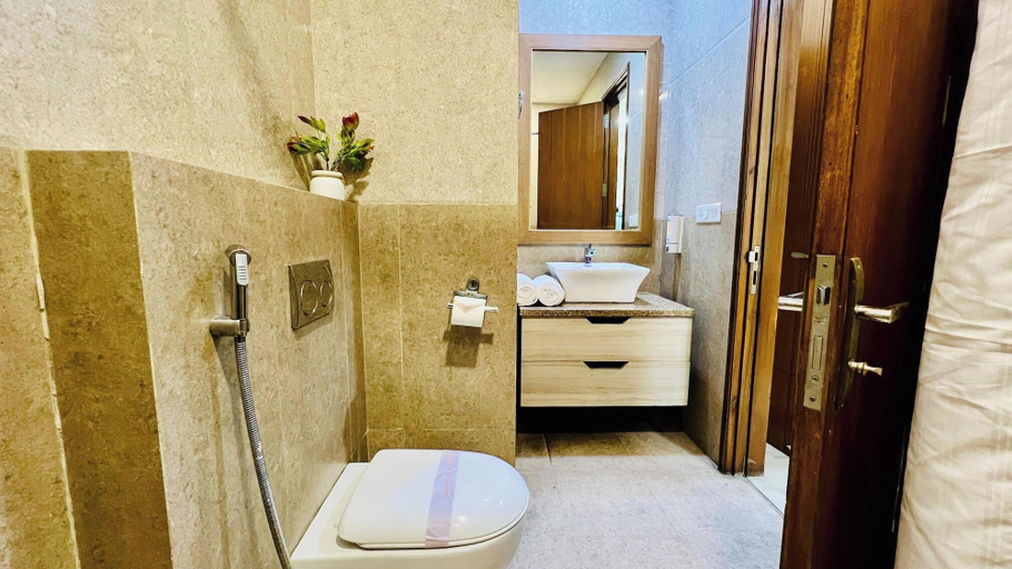 Bathroom 4, Olive Service Apartment Medanta Medicity, Gurgaon