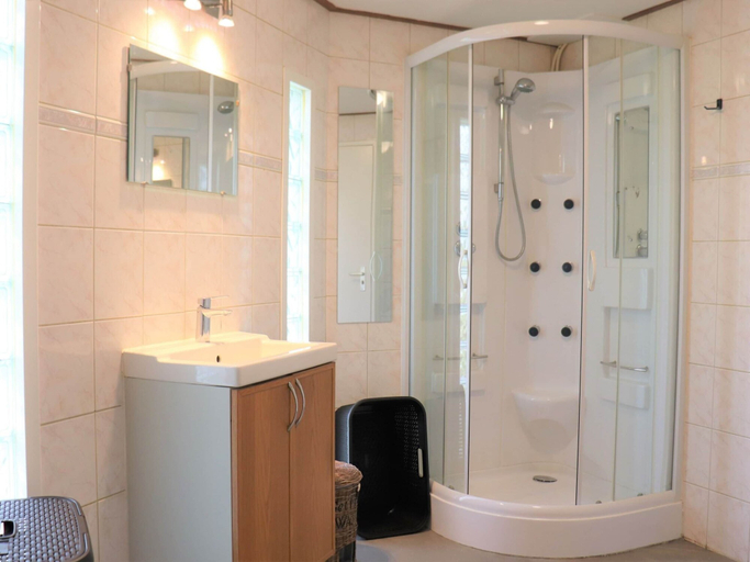 Bathroom 3, Chalet with Hot Tub, Suwald, Tytsjerksteradiel