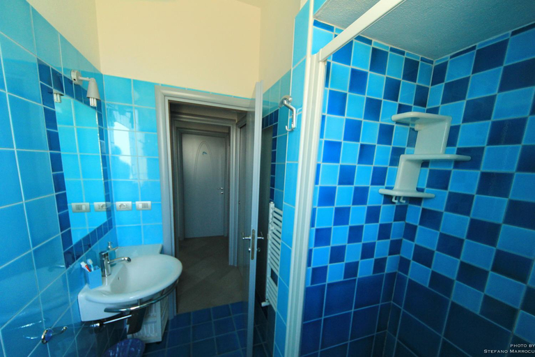 Bathroom 3, La Casa Sulla Spiaggia, Cagliari