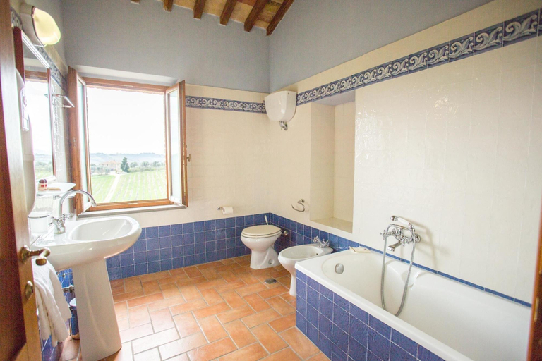 Bathroom 5, Tenuta di Monaciano, Siena