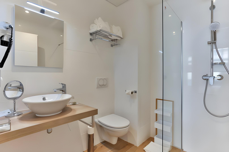 Bathroom 3, Yelo Belle Epoque Hotel Centre Ville, Alpes-Maritimes