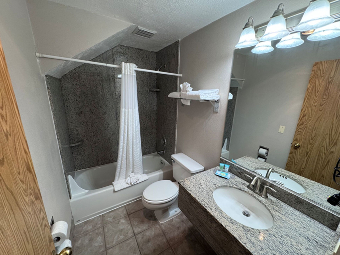 Bathroom 4, Promenade Inn & Suites Oceanfront, Clatsop