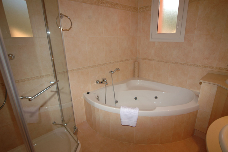 Bathroom 4, Marbella Beach Resort at Club Playa Real, Málaga
