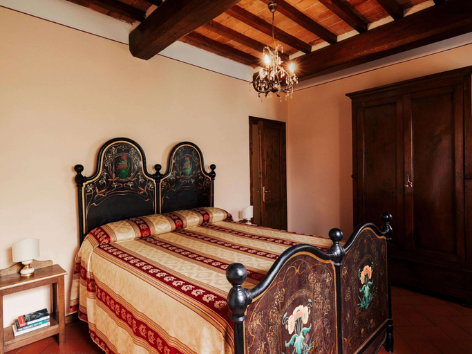 Room 5, Rustic Farmhouse in Cortona With Swimming Pool, Arezzo